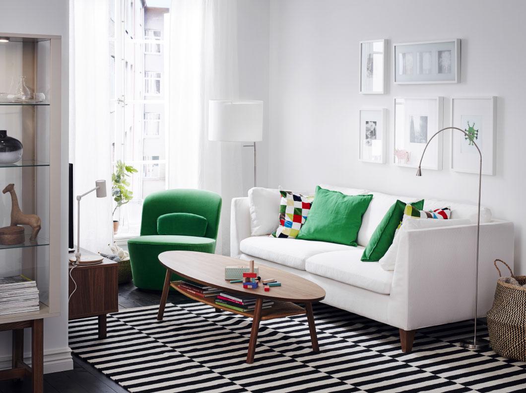 ของตกแต่งสีสันสะดุดตา เพิ่มความโดดเด่นให้กับได้ อย่างเช่น เก้าอี้พักผ่อนสีเขียวที่โดดเด่น เมื่อวางอยู่ในห้องสีขาว หมอนอิงที่เขียวที่ตัดกับโซฟา เพิ่มความเรียบง่ายด้วยโต๊ะกลาง และตู้วางทีวีลายไม้