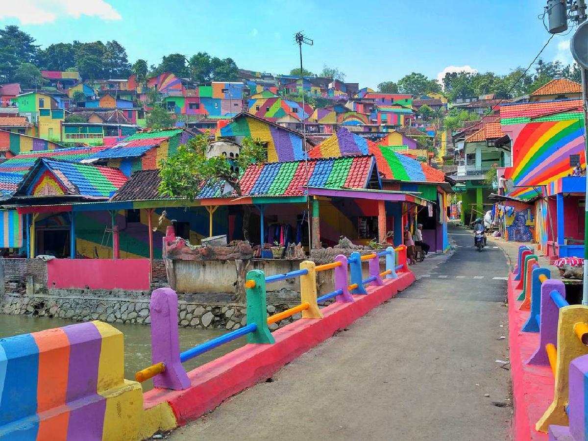 รูปบทความ "หมู่บ้านสีรุ้ง" แนวคิดใหม่ปรับทัศนคติชุมชนแออัดใน"อินโดนีเซีย"