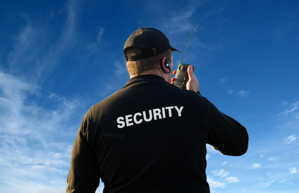 เครดิตภาพ http://www.pakistankakhudahafiz.com/pkkhnew/wp-content/uploads/2016/07/Security-Guards-vs-Computer-Surveillance-Are-They-Interchangeable-ORNA.jpg