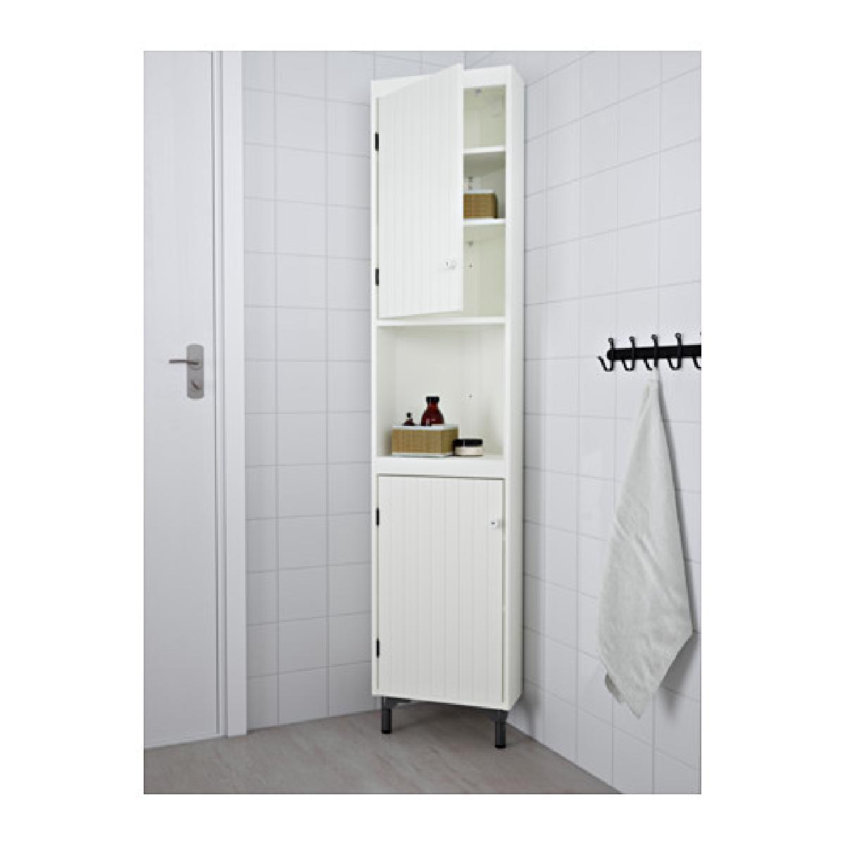 15.ตู้ชั้นวางสีขาวทรงสูงสะอาดตา ถูกใจผู้ที่ชื่นชอบสีขาว เหมาะกับห้องน้ำขนาดเล็ก และสามารถเลือกติดบานตู้ให้เปิดทางซ้ายหรือขวาก็ได้