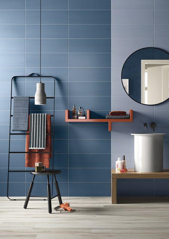 การใช้สีน้ำเงินแต่งแบบห้องน้ำ Modern สามารถทำให้ดูสดใสได้ด้วยการใส่สีโทนตรงข้ามอย่างโทนสีส้มลงไป