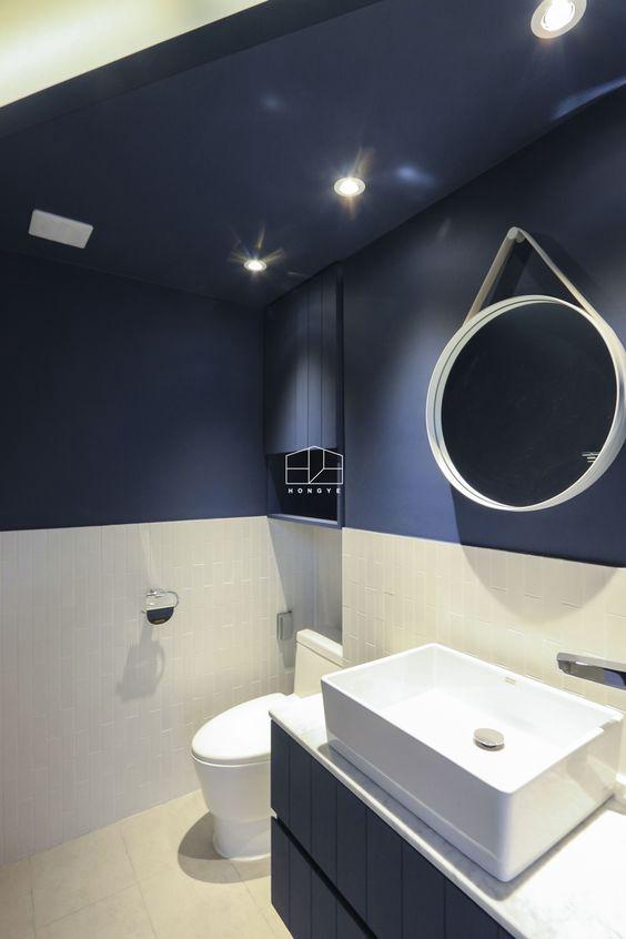 หากคิดไม่ออกว่าต้องการจะแต่งคู่กับสีอะไร เราแนะนำให้แต่งแบบห้องน้ำ Modern สีน้ำเงิน โดยเฉพาะกับแบบห้องน้ำขนาดเล็กด้วยสีขาว