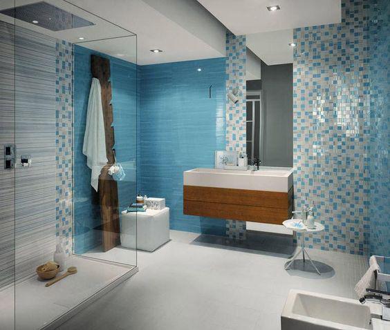 หากชอบความสว่างสะอาดตา สามารถใช้สีขาวเป็นหลัก แล้วแต่งเติมสีน้ำเงินให้มีสีสันขึ้นมา ก็สามารถทำให้แบบห้องน้ำ Modern ขนาดเล็กดูกว้างและสวยมากขึ้น