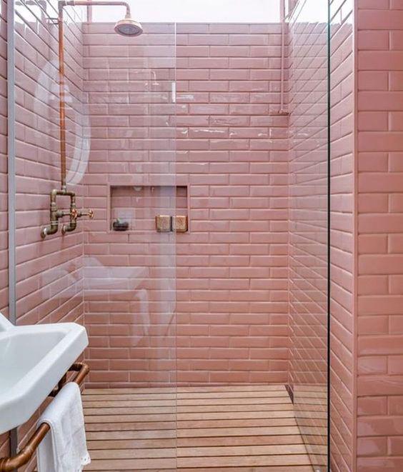 แบบห้องน้ำ Modern สามารถดูหวานและอ่อนโยนมากขึ้นได้ด้วยการแต่งสีสันอย่าง Rose Gold เข้าไปช่วยสร้างเสน่ห์