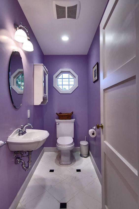 สำหรับใครที่ชอบสีม่วง ความเข้มของสีอาจทำใ้หห้องอึดอัด แต่หากเป็นแบบห้องน้ำ Modern ที่ใช้สีม่วงพาสเทลร่วมกับสีขาว จะทำให้ดูซอฟต์และอ่อนหวานมากขึ้น