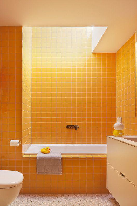 สีเหลืองสดสามารถไล่สีแล้วใช้ร่วมกับสีขาวก็จะสร้างสีสันให้แบบห้องน้ำ Modern ดูมีสไตล์ที่เก๋มากขึ้น