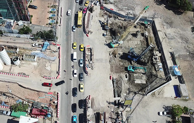 ภาพพื้นที่การก่อสร้างของสถานีศรีบูรพา (รถไฟฟ้าสายสีส้ม)