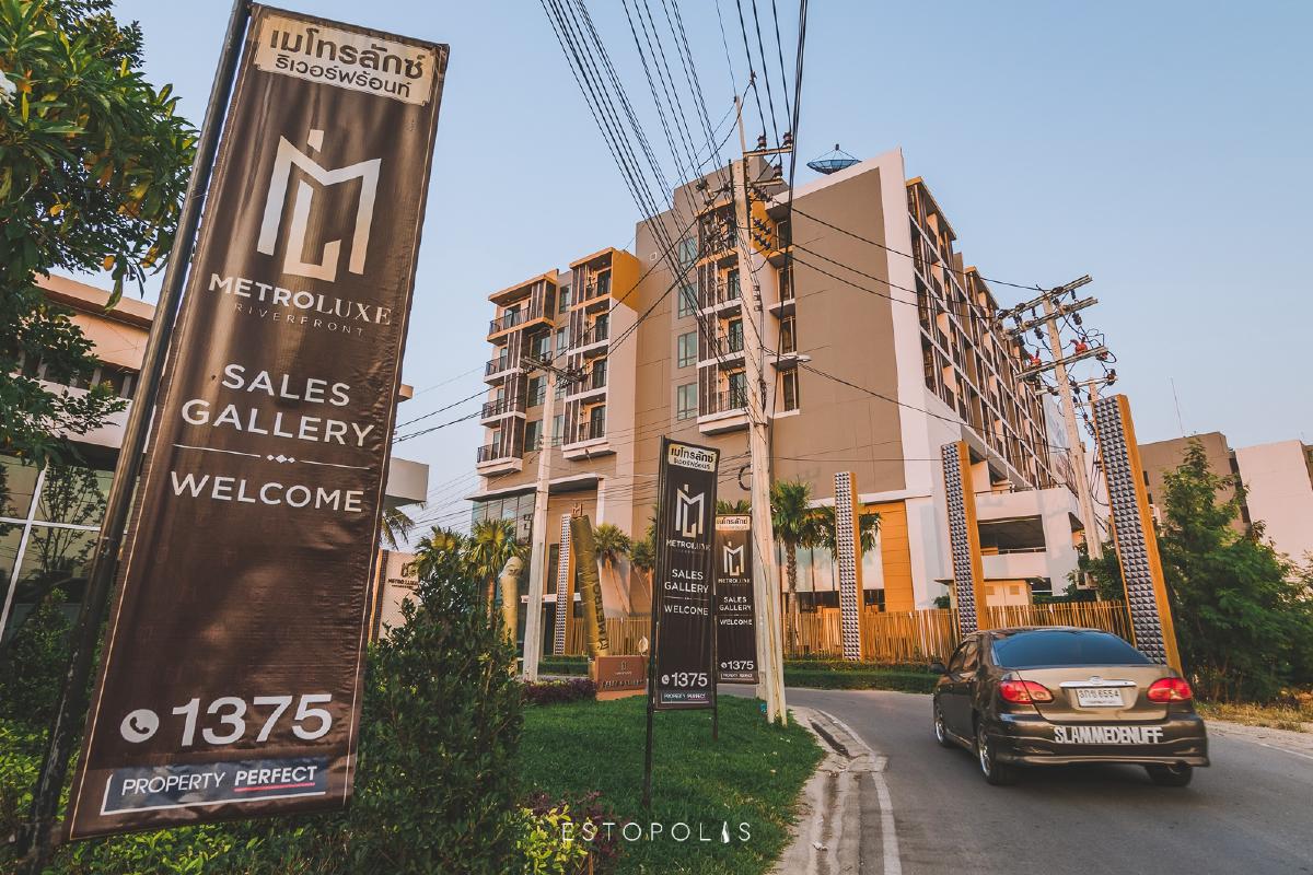 อาคารของคอนโด Metro Luxe Riverfront รัตนาธิเบศร์