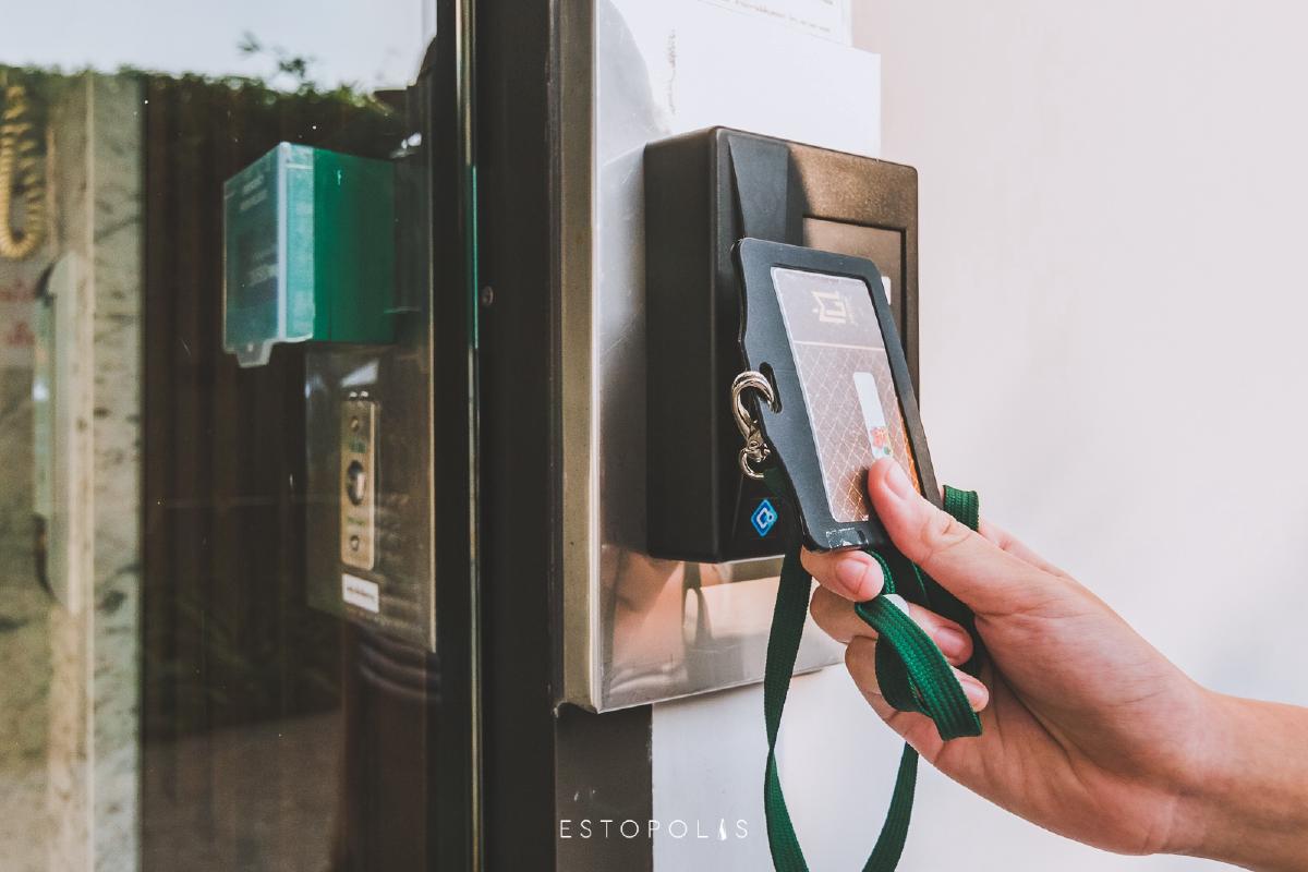 การเข้าออกของคอนโด Metro Luxe Riverfront รัตนาธิเบศร์ ใช้ Key card