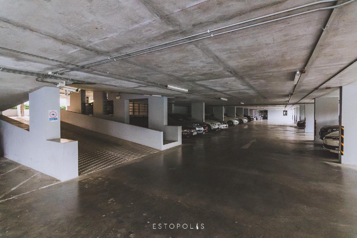 ลานจอดรถของคอนโด Metro Luxe Riverfront รัตนาธิเบศร์