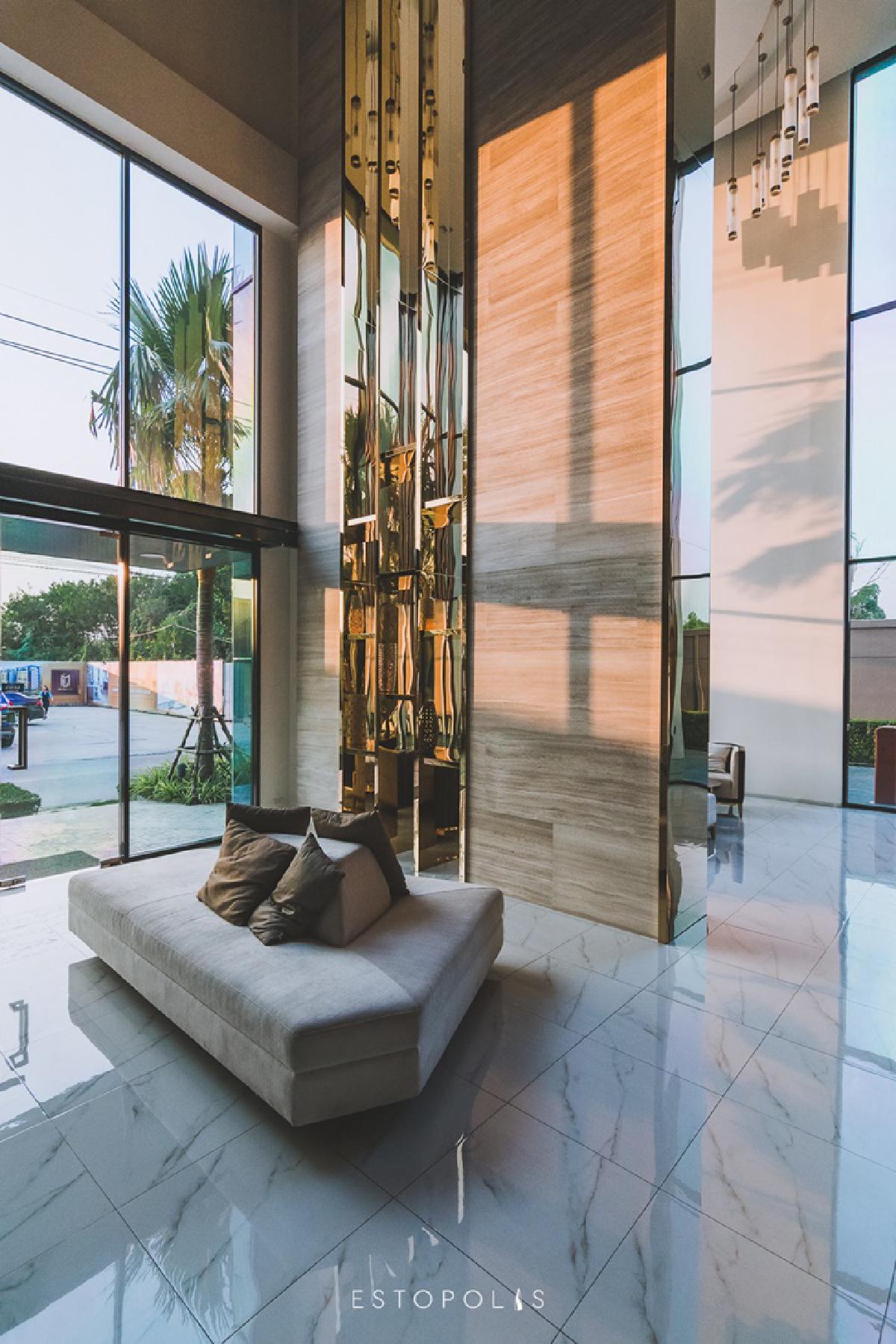 ล็อบบี้ของคอนโด Metro Luxe Riverfront รัตนาธิเบศร์