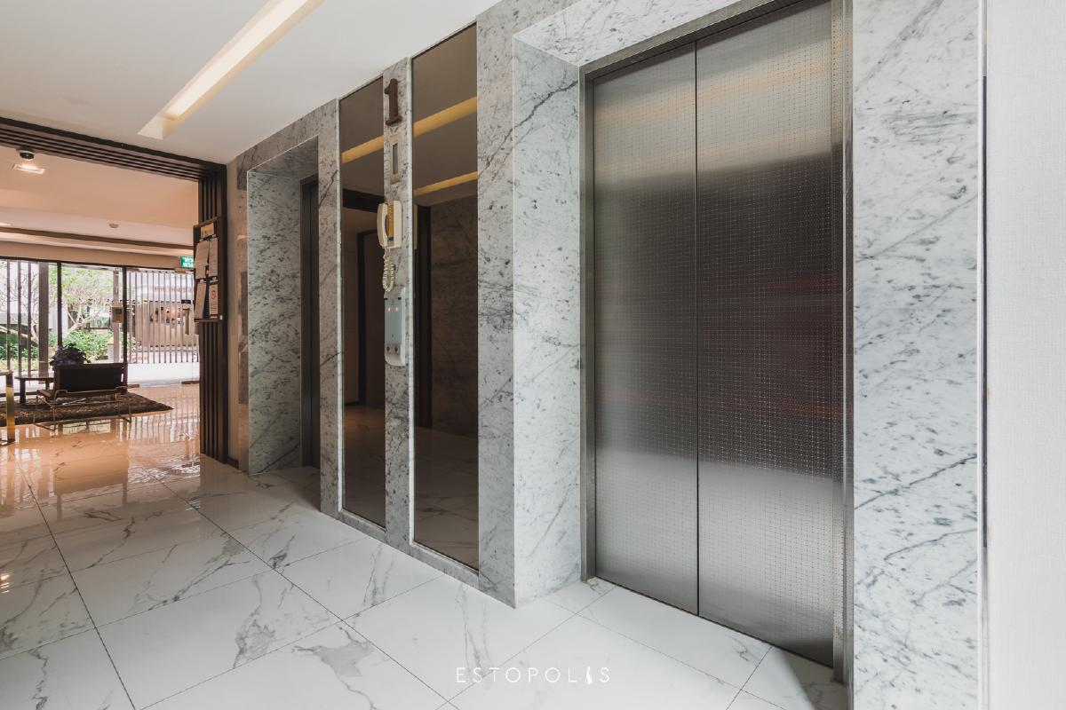 ลิฟต์ของคอนโด Metro Luxe Riverfront รัตนาธิเบศร์