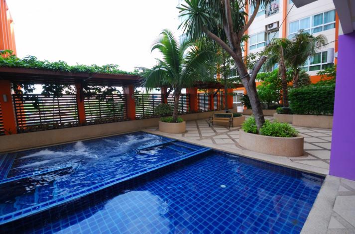 สระว่ายน้ำของโครงการ PG Rama 9 (พีจี พระราม 9) คอนโดพร้อมอยู่ในย่านพระราม 9