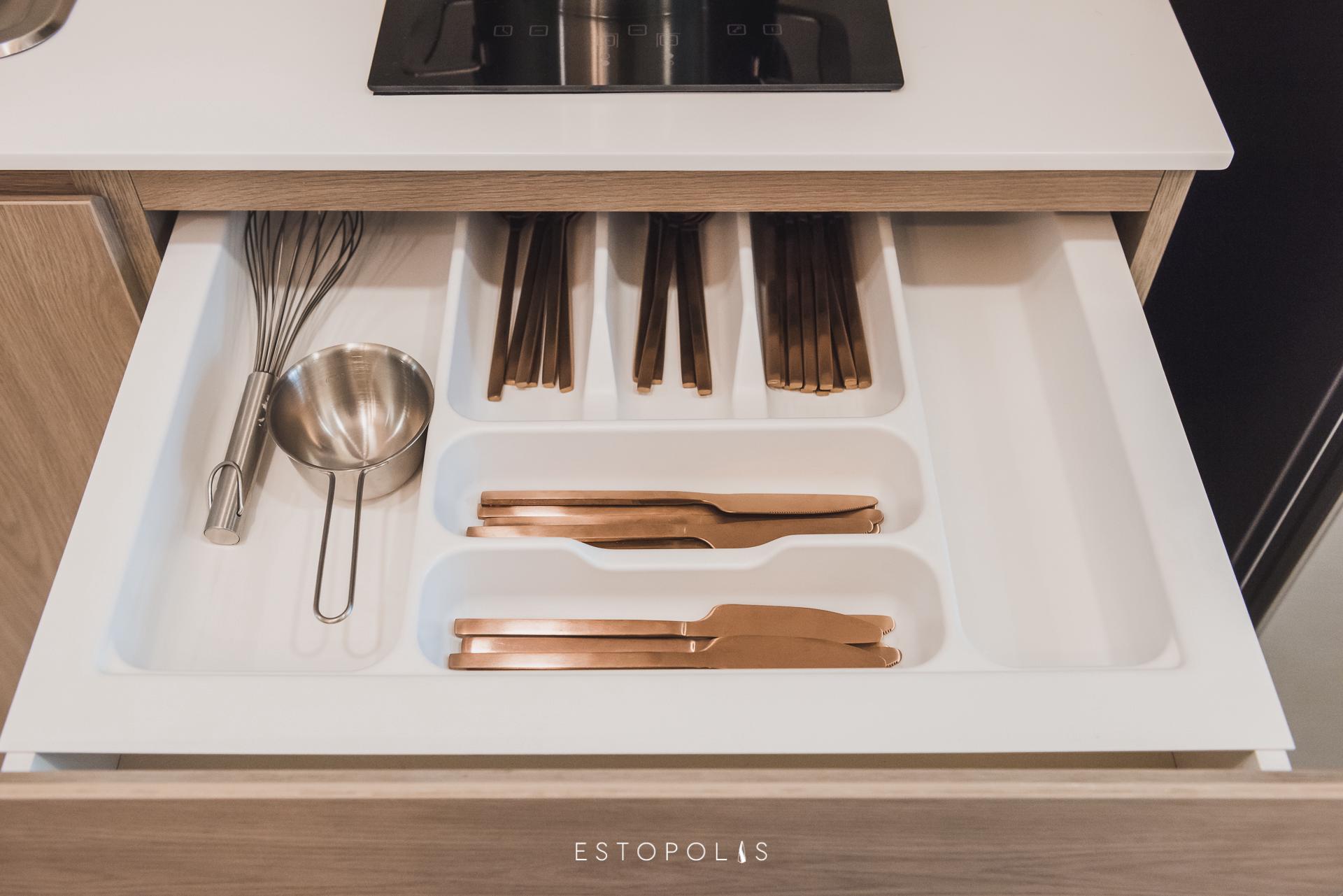 เดอ ลาพีส จรัญ 81 (De Lapis Charan 81)