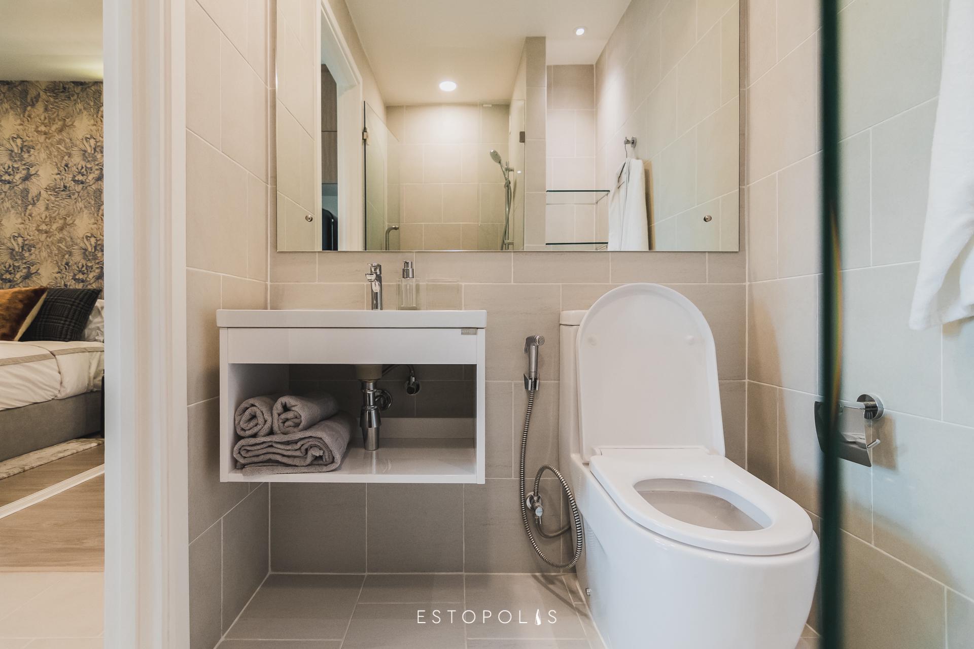 ตู้เก็บของด้านบน จะแบ่งช่องและฟังก์ชั่นให้หลากหลาย บานเปิดปิดเป็น Soft Closed ทั้งหมด