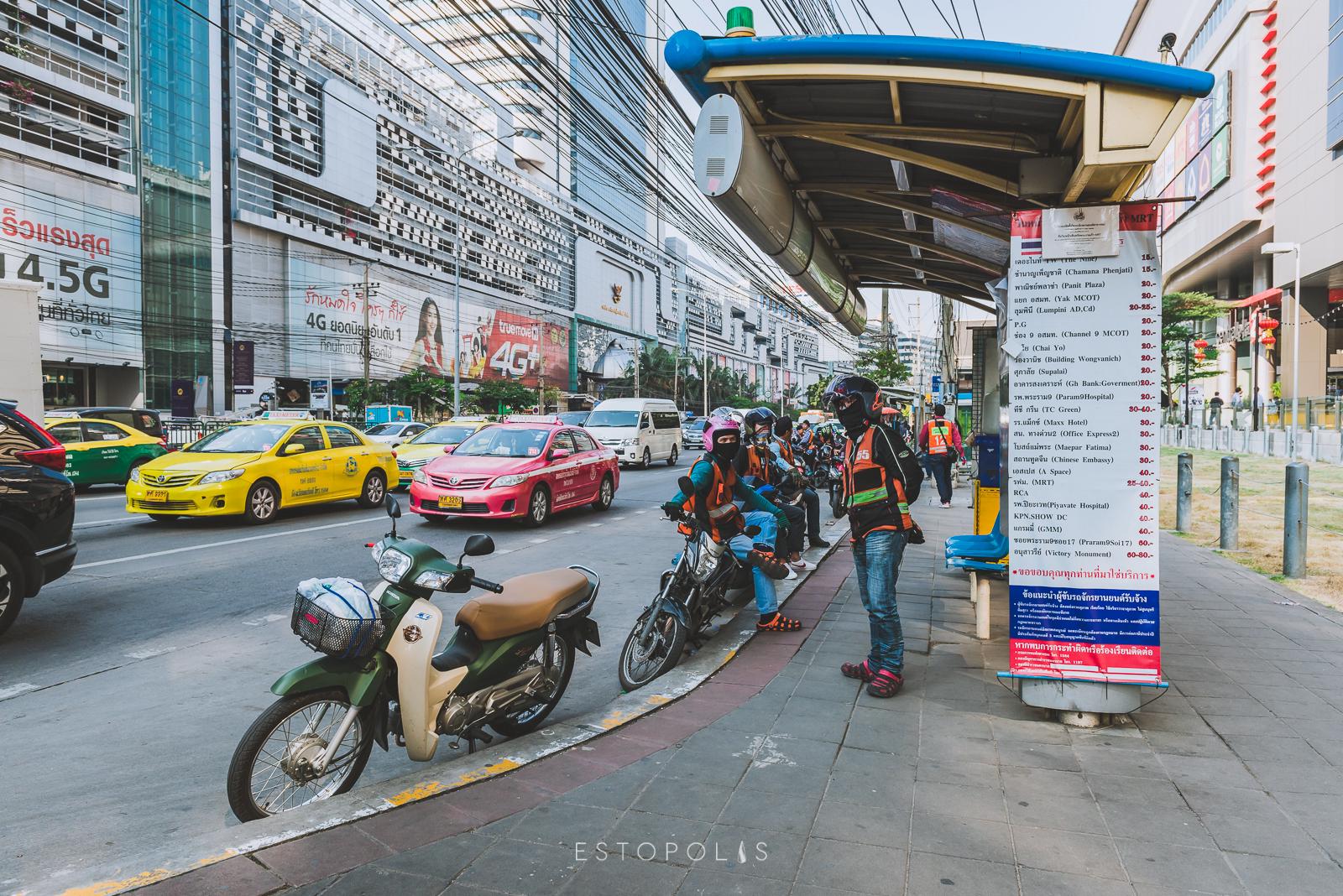 วินมอเตอร์ไซด์ใกล้คอนโดพร้อมอยู่ คอนโด Condolette Midst Rama 9 (คอนโดเลต มิสท์ พระราม 9)