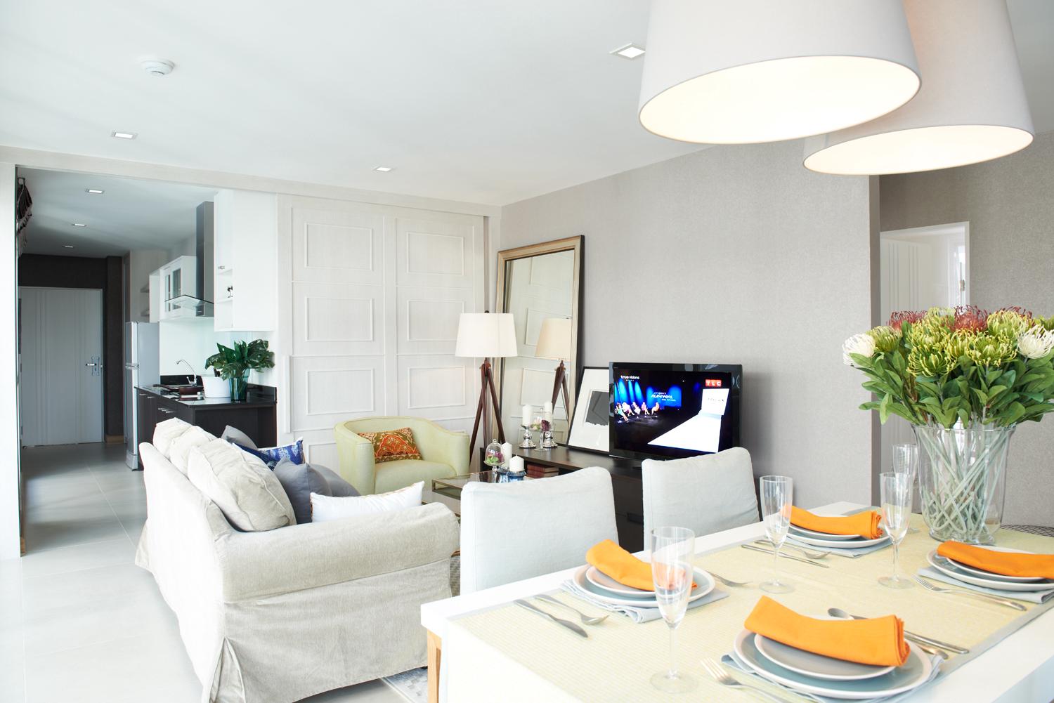 บรรยากาศห้องนั่งเล่นจากมุมของโต๊ะอาหารของคอนโด Tree Condo Luxe Sukhumvit 52 (ทรี คอนโด สุขุมวิท 52)