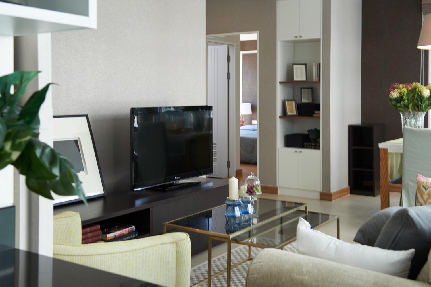 บรรยากาศห้องนั่งเล่นที่มีพื้นที่กว้างสามารถพักผ่อนได้อย่างไม่อึดอัดของคอนโดสุขุมวิท ใกล้รถไฟฟ้า