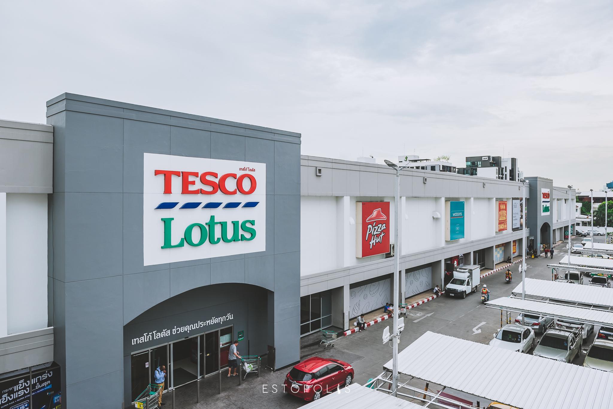 ห้างสรรพสินค้าที่ใกล้โครงการ Tree Condo Luxe Sukhumvit 52 (ทรี คอนโด สุขุมวิท 52) ที่สุดคือห้าง Lotus ที่ตั้งอยู่ติดกับรถไฟฟ้า BTS สถานีอ่อนนุช