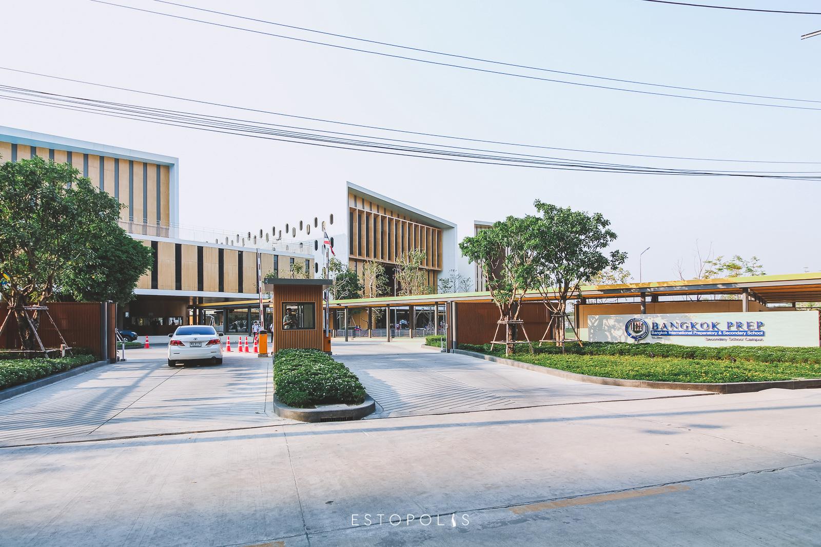 ภายใน T77 ยังมีโรงเรียนนานาชาติสำหรับผู้ปกครองที่พักอยู่ในโครงการ Tree Condo Luxe Sukhumvit 52 (ทรี คอนโด สุขุมวิท 52) หรือใกล้บรเวณนี้ได้รับความสะดวกสบายมากขึ้น