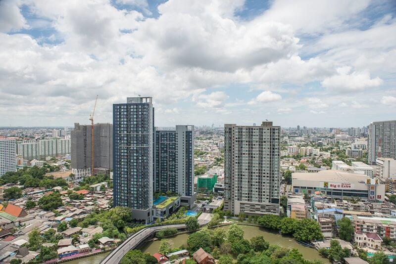 The Base Park West สุขุมวิท 77 ตั้งอยู่บริเวณด้านหน้าโครงการ T77