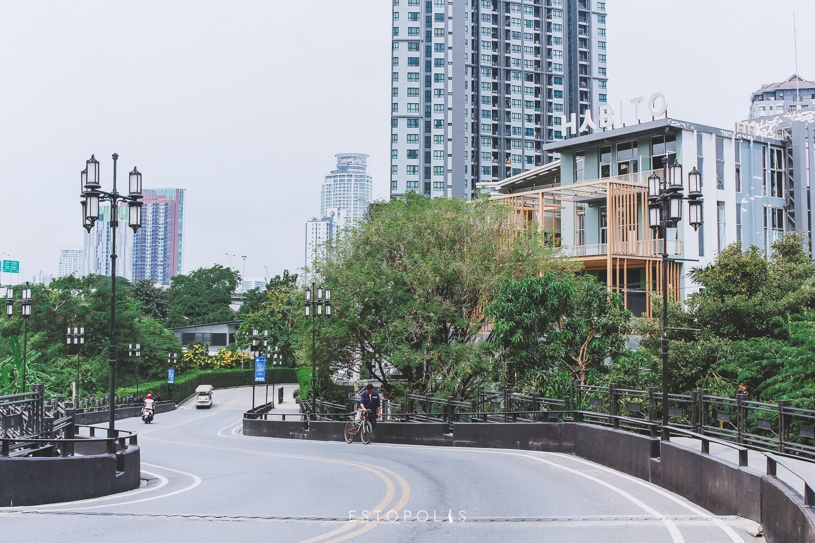 the base park west เชื่อมต่อกับ Community Mall ด้วยสะพานแสนสำราญ
