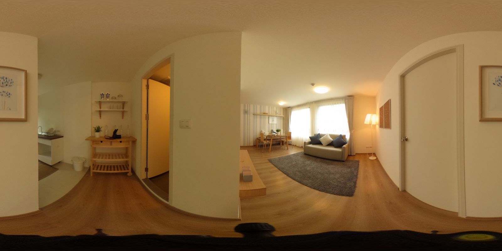 จะเห็นว่าห้องนั่งเล่นที่ว่ากว้างแล้ว พอมองจากมุมของกล้อง 360 องศายิ่งกว้างไปกันใหญ่เลยค่ะ